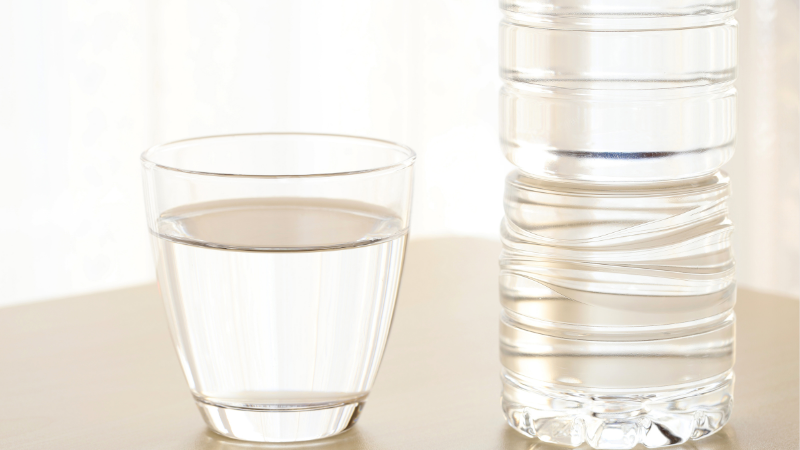 ペットボトルとコップ