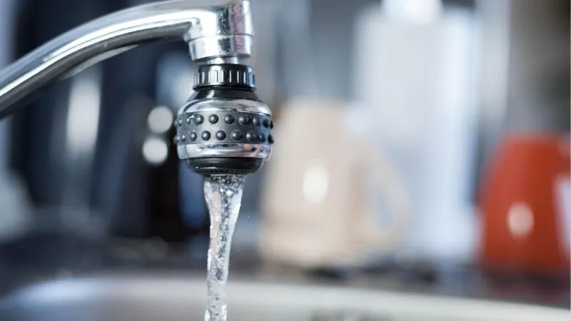 水道から水が出ている