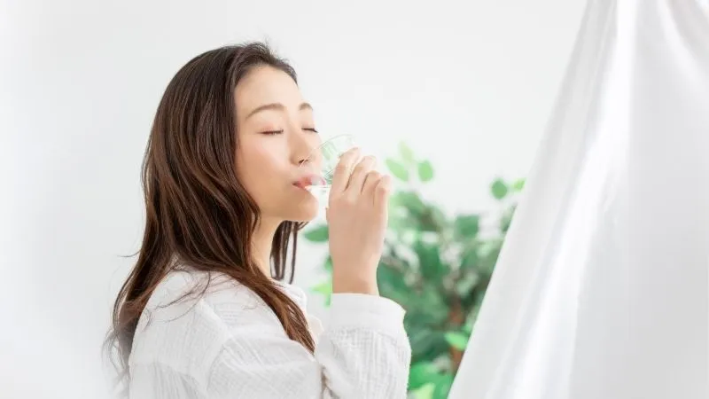 水を飲む女性