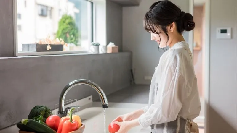 キッチン　女性　料理