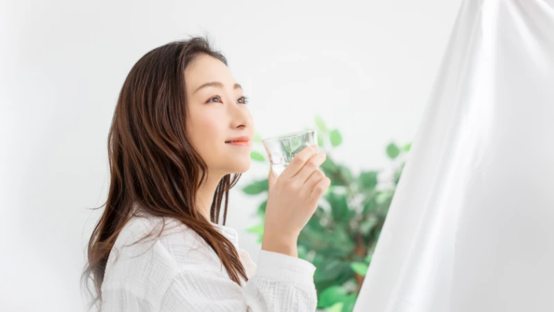 水を飲もうとしてる女性