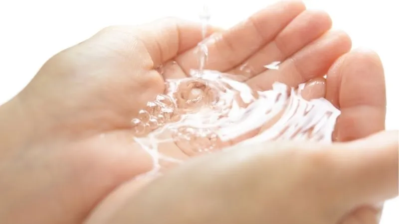 手で水をためている